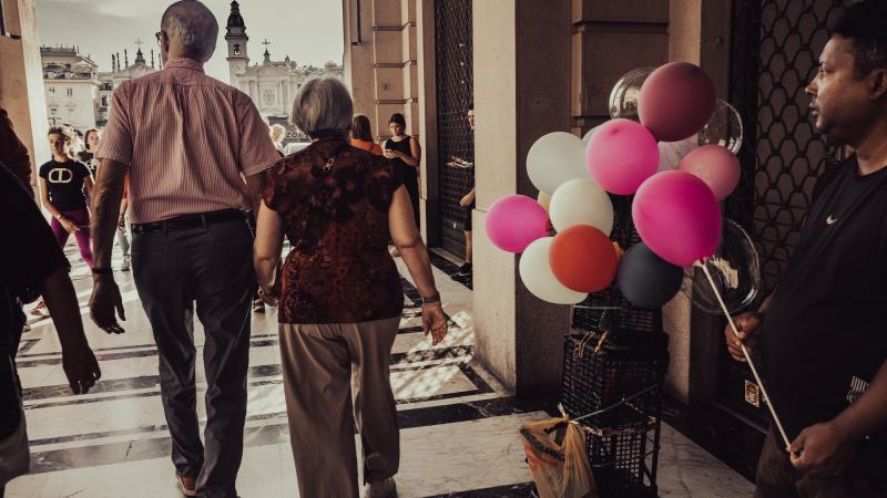 Walk on by. Via Roma, Torino.