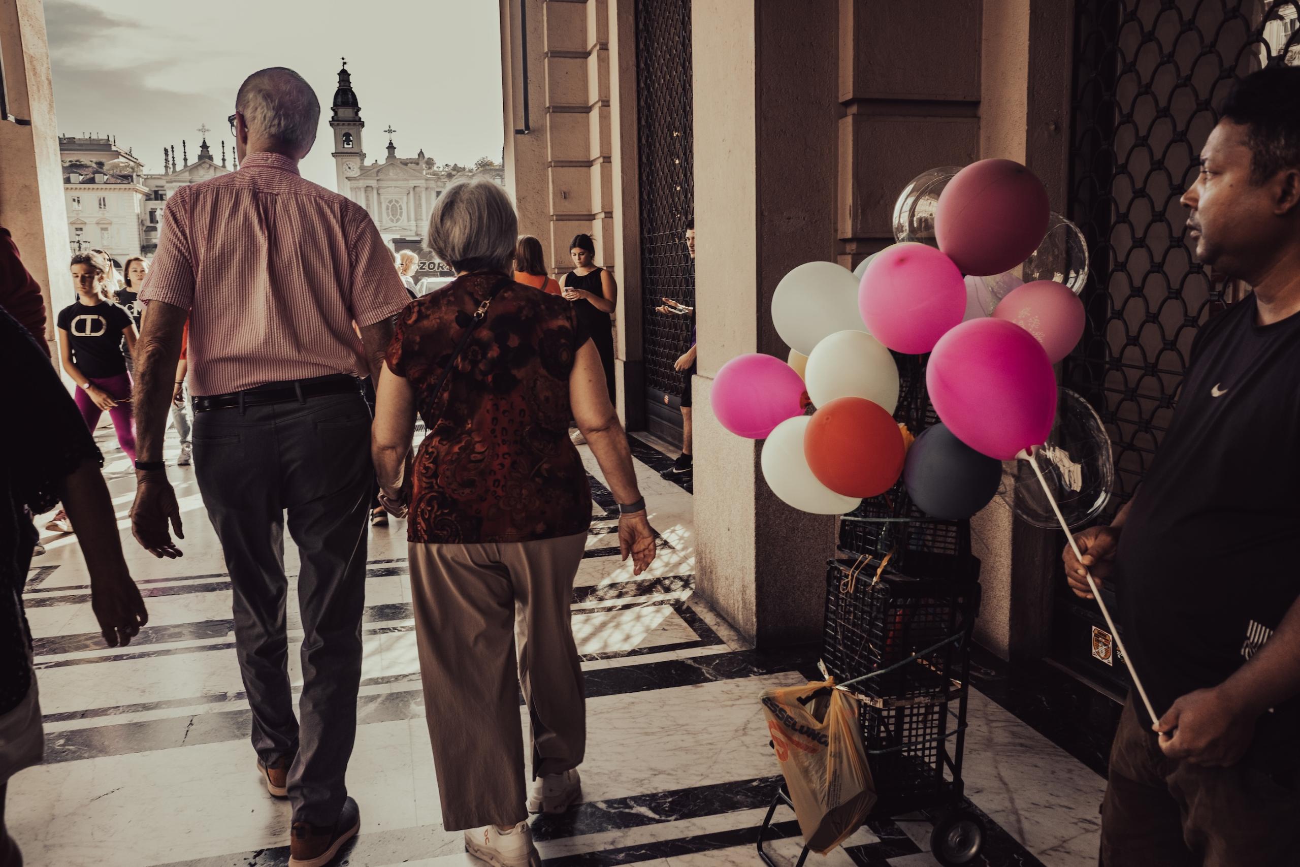 Walk on by. Via Roma, Torino.
