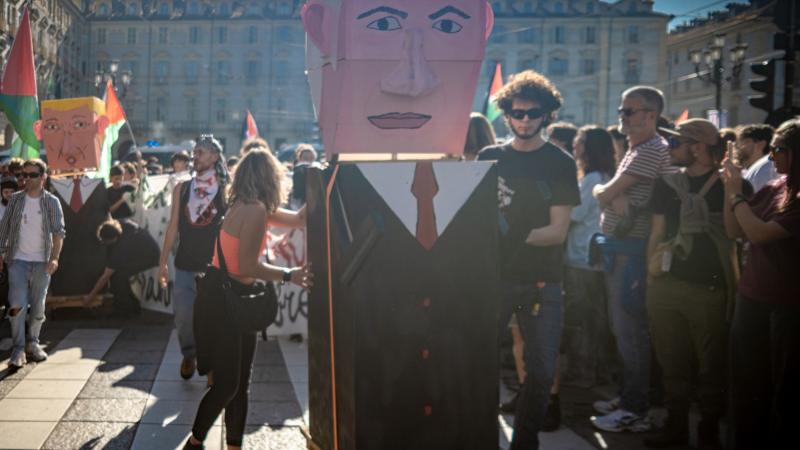 Bibi has a flat head. End genocide and Zionism protest, Torino.