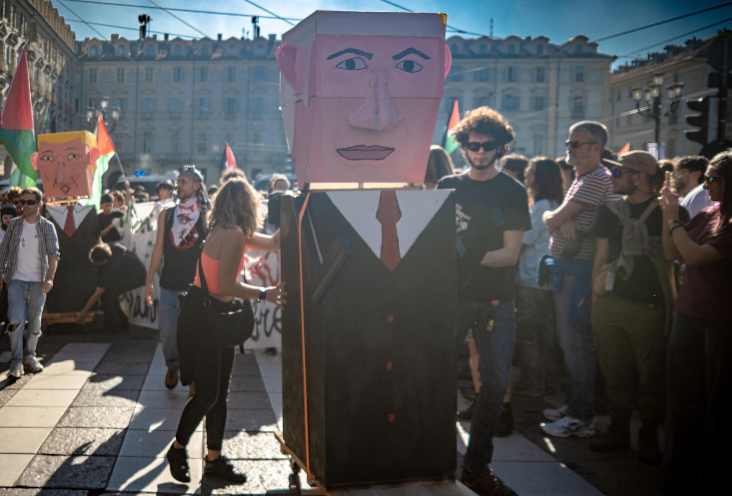 Bibi has a flat head. End genocide and Zionism protest, Torino.