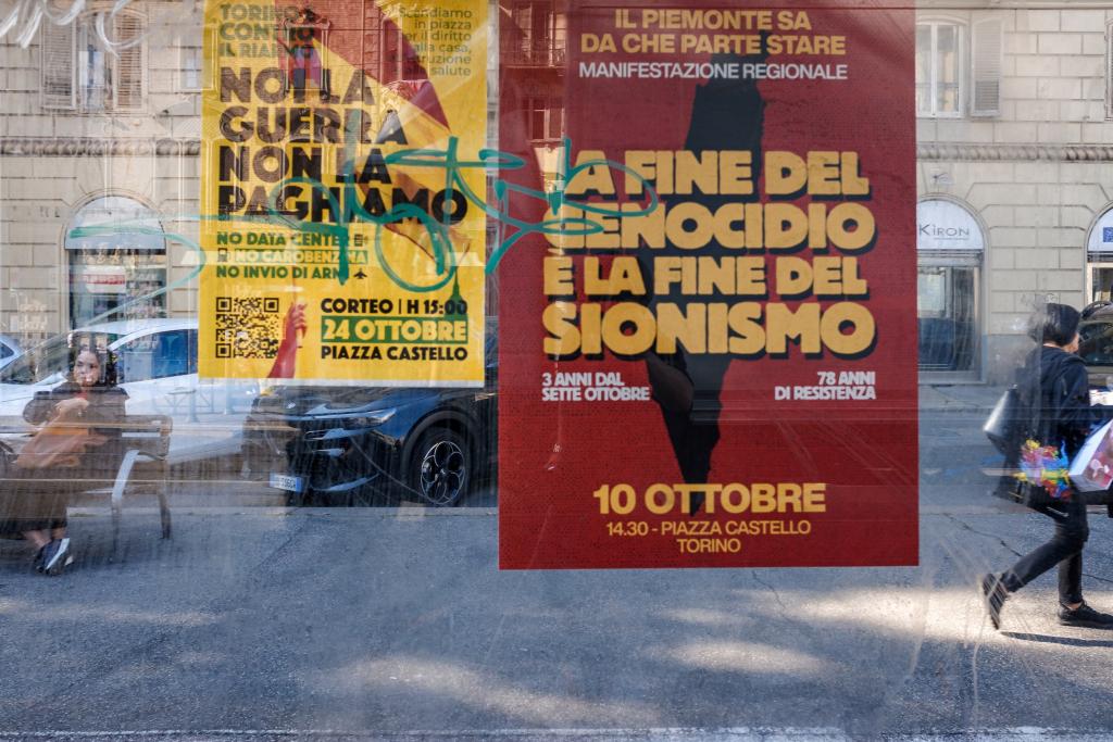 Two protests, one font. Via Nizza, Torino.
